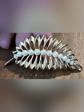 Vintage CROWN TRIFARI Faux Pearl & Gold Tone Feather BROOCH Retro Classic